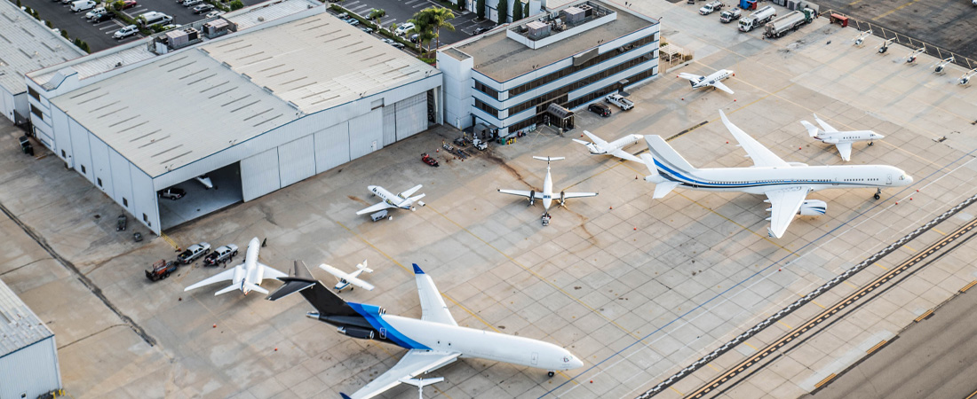 Vista aérea de un aeropuerto con aviones en pista.